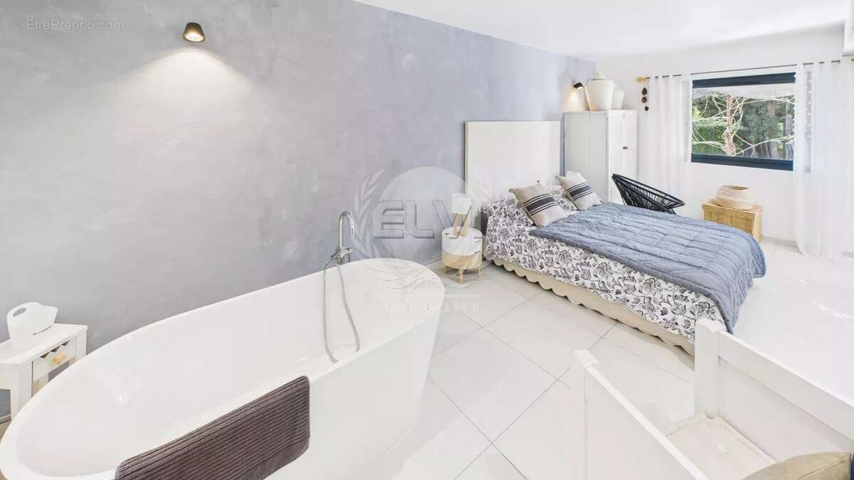 Maison à PLAN-DE-LA-TOUR