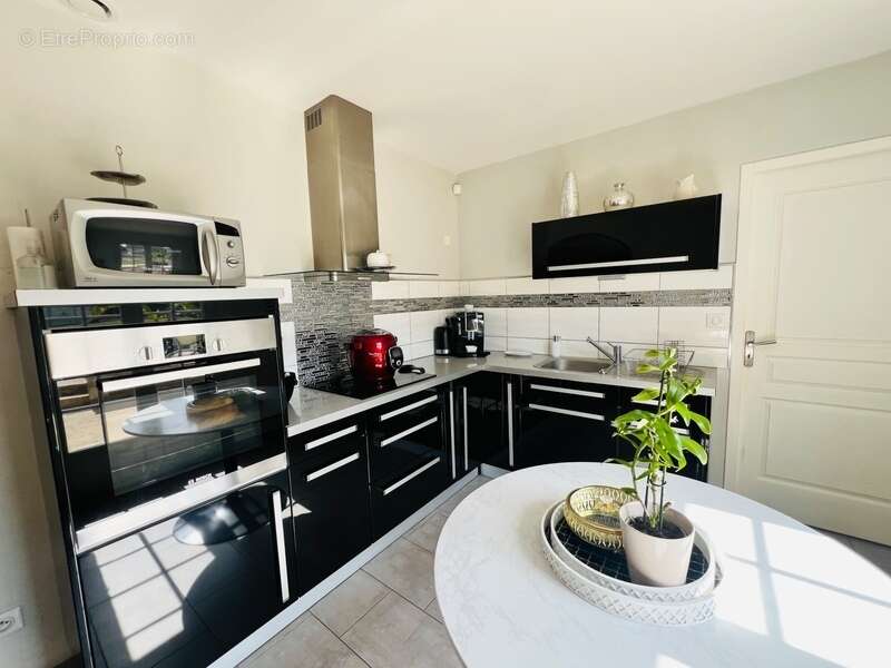 maison 2010 Plain pied - 4 chambres -garage et grand jardin - photo 4