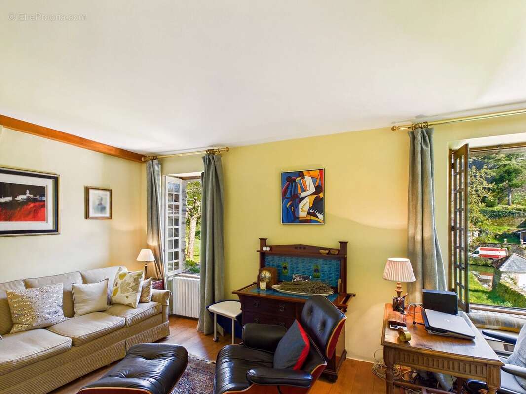 Maison à SEGUR-LE-CHATEAU