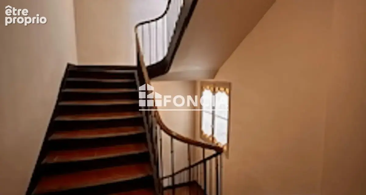 Situé en plein cœur de ville, cet immeuble de caractère se compose de 7 appartements actuellement loués.  L’ensemble développe u - photo 8
