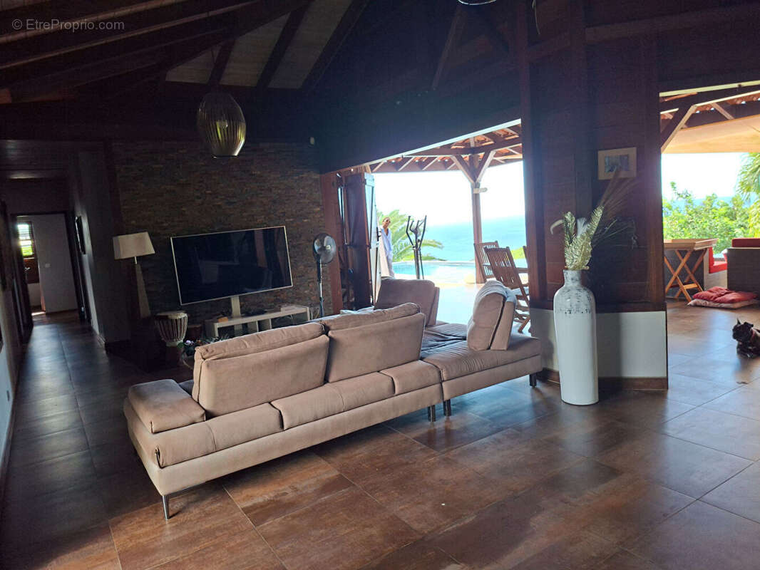 A vendre - villa t4  atypique - 150 m2 - vue mer - piscine - case-pilote - photo 5