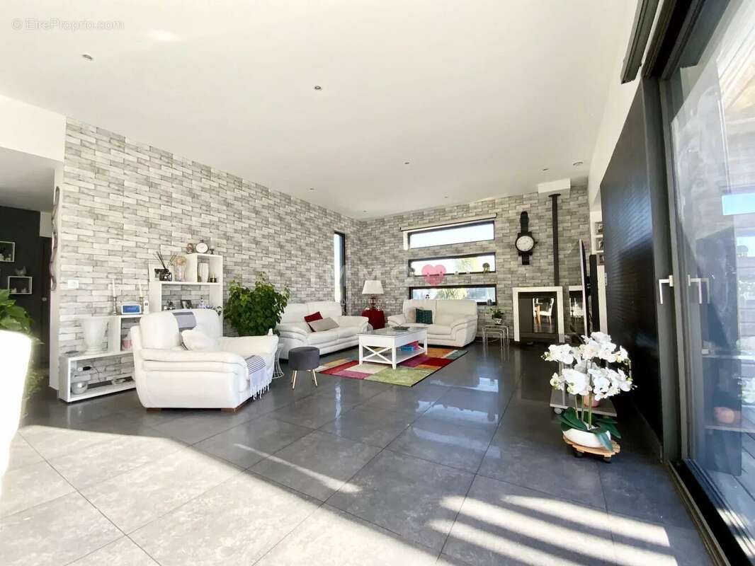Maison contemporaine lumineuse avec piscine et jardin paysagé - photo 2