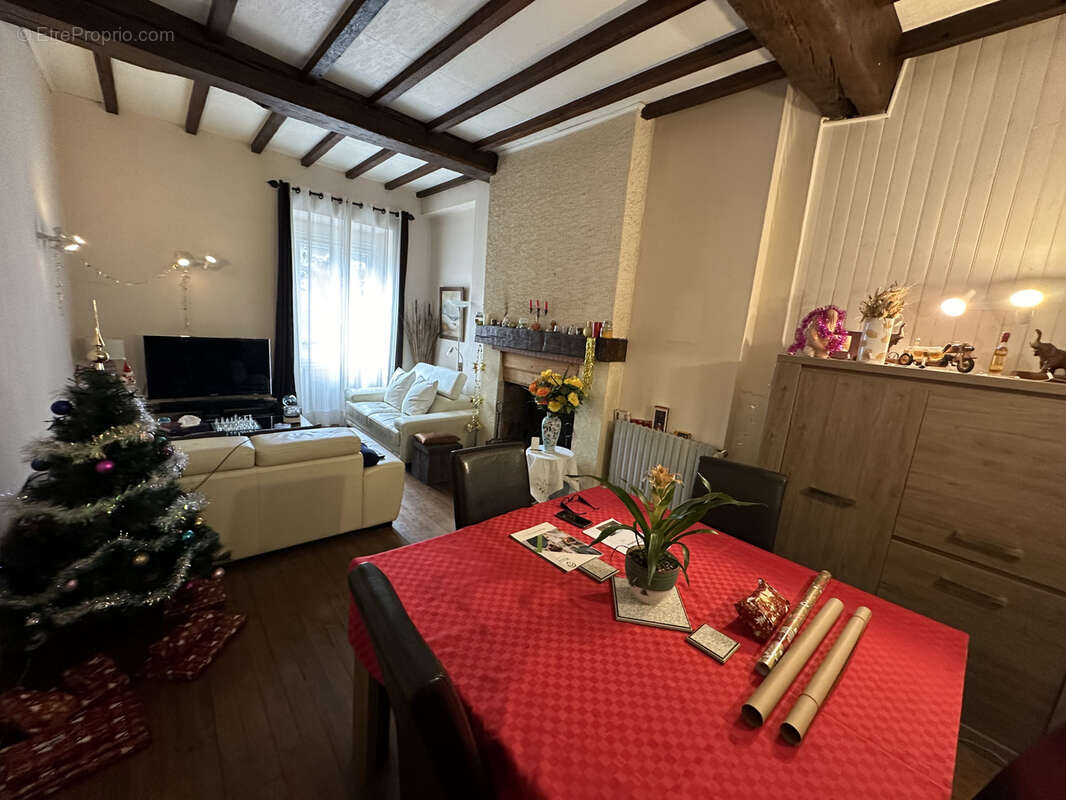 Maison à SEYCHES