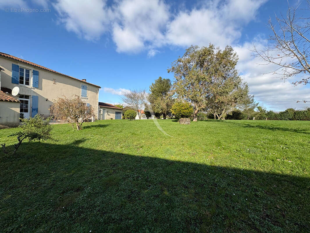 Maison à LE POIRE-SUR-VELLUIRE
