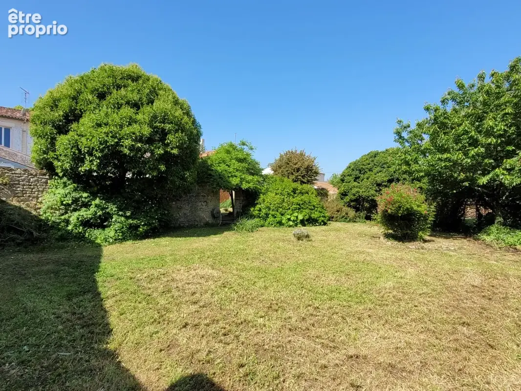 Maison avec fort potentiel + local commercial au centre de Bords - photo 14