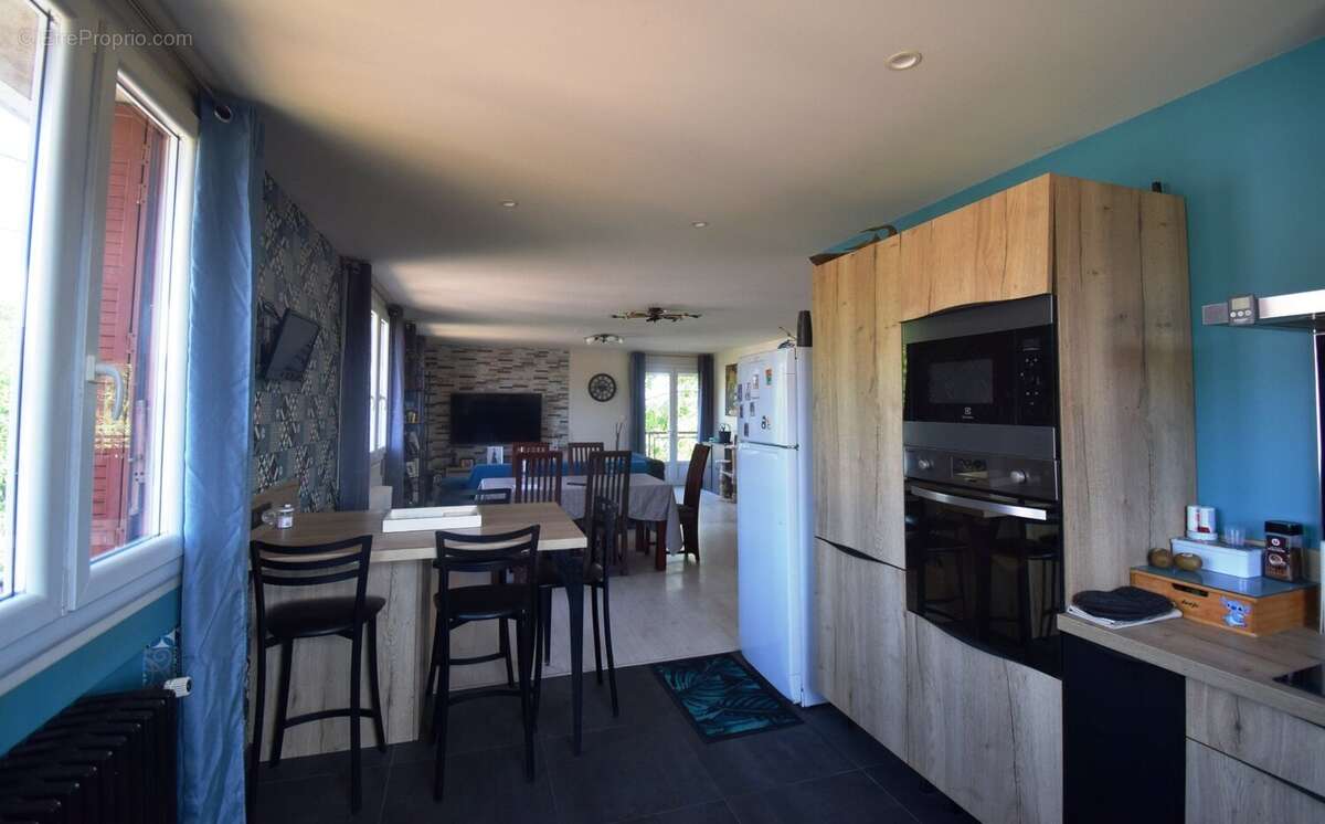 À VENDRE - Maison sur les hauteurs de CUSSET avec garage et jardin. - photo 6