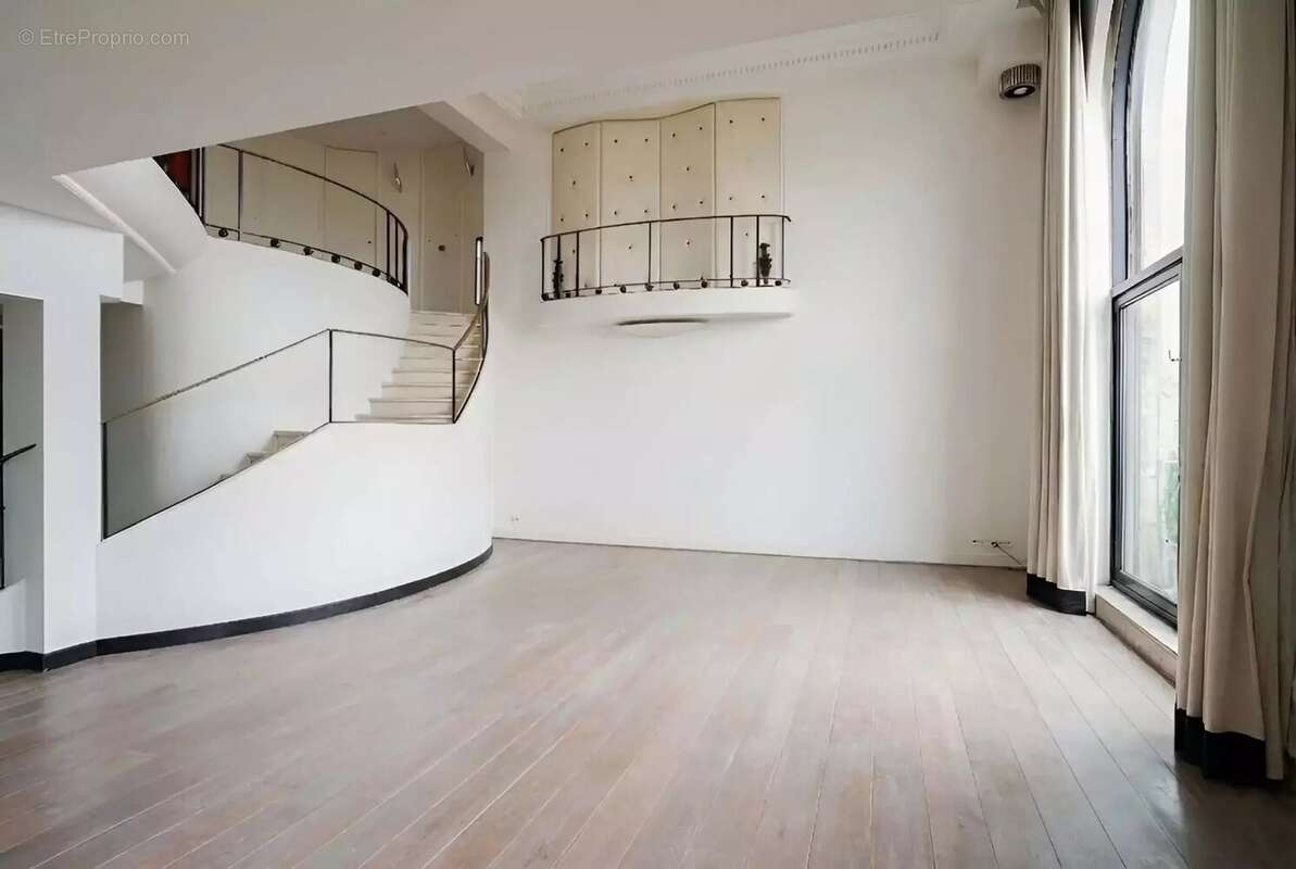 Appartement à PARIS-16E