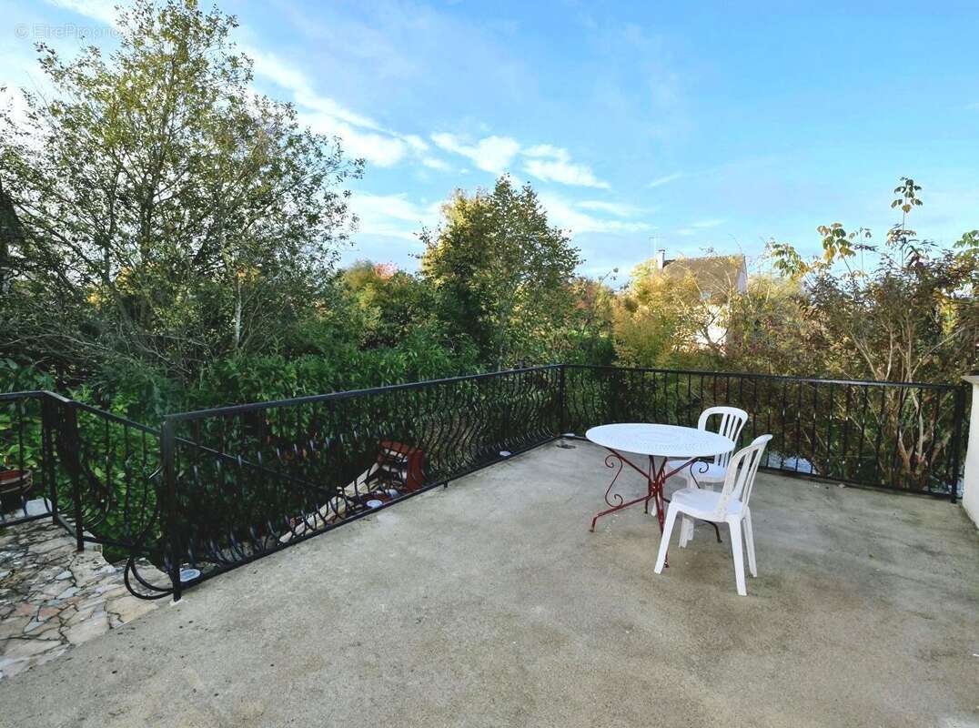 Maison à VAUX-LE-PENIL