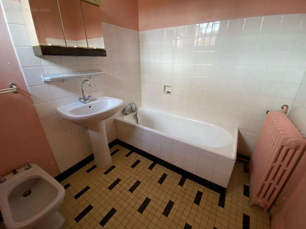 Maison à MAUZAC-ET-GRAND-CASTANG