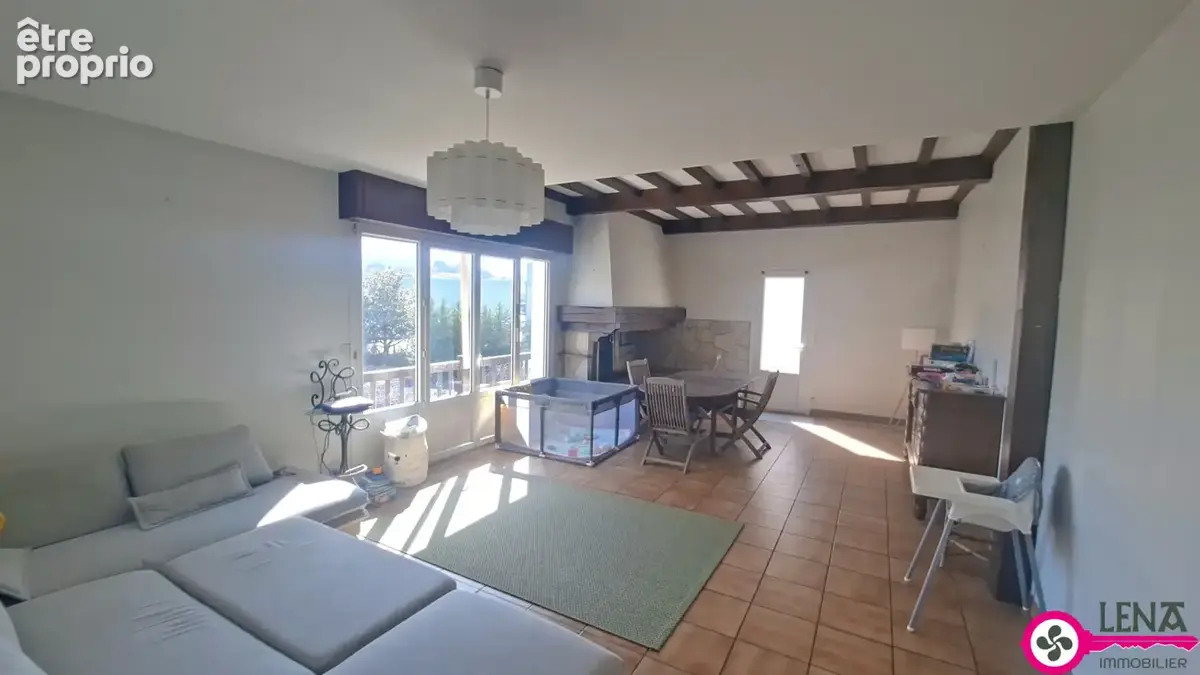 Grand appartement T4 avec terrasse, cour et stationnement - photo 5