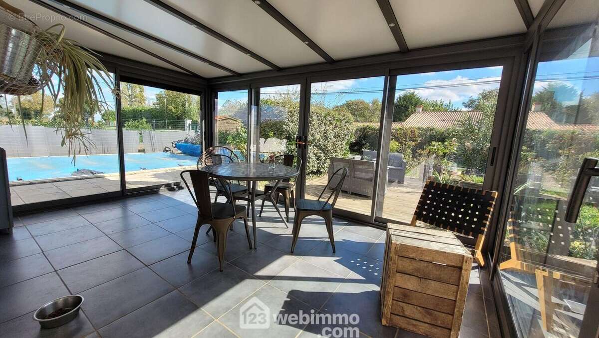 Une véranda lumineuse - Maison à LA JONCHERE