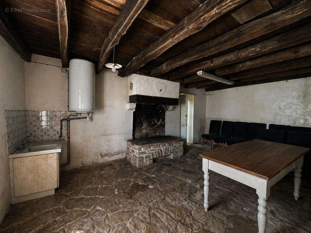 Maison à CLUSSAIS-LA-POMMERAIE