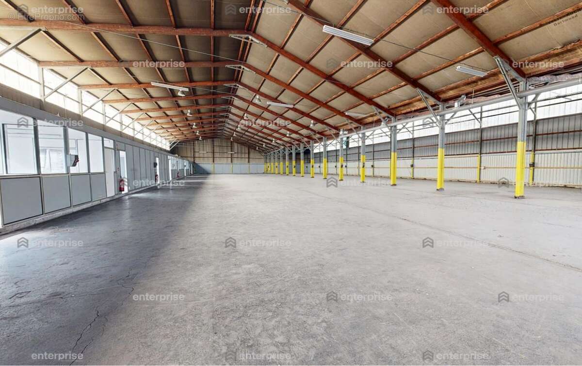 A vendre - batiment d'activites - 2.160m2 - parcelle independante de 5.000m2 - photo 3
