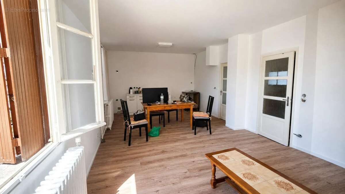 Grande maison familiale sur 968 m² avec double garage - photo 3