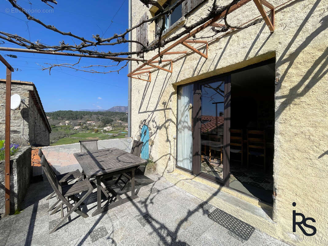 Une lumineuse maison de village de 167 m2 avec 5259 m2 de terrain en partie séparé, au calme avec belles vues. - photo 5