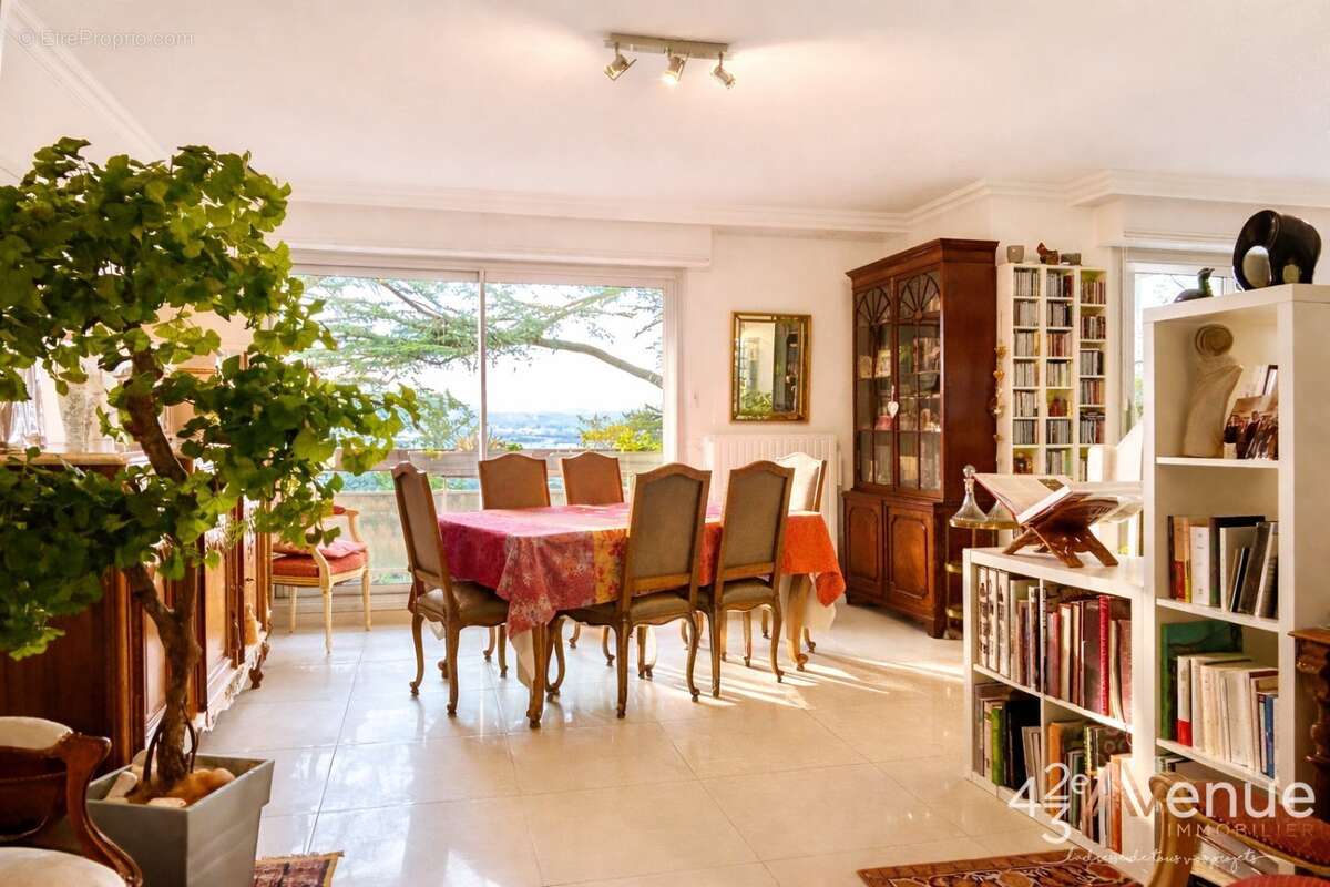 Appartement à SAINT-PRIEST-EN-JAREZ