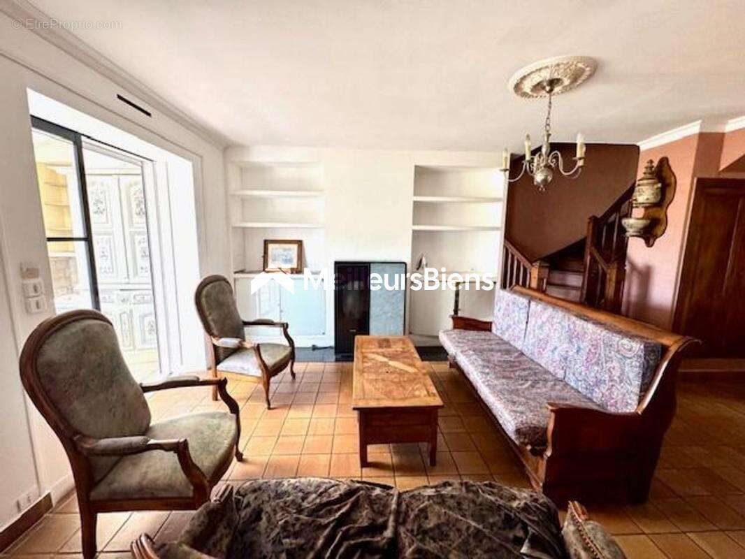 Proche commerces et écoles - Très belle maison sur 1947 m2 de terrain - photo 7