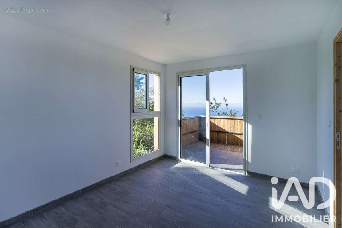 Maison 110 m² à Les Avirons  - photo 8