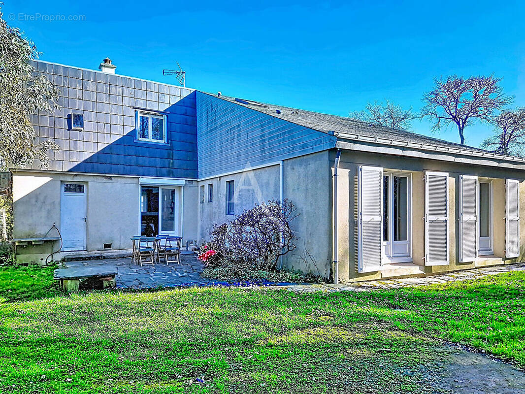 Maison à SAINT-BARTHELEMY-D'ANJOU