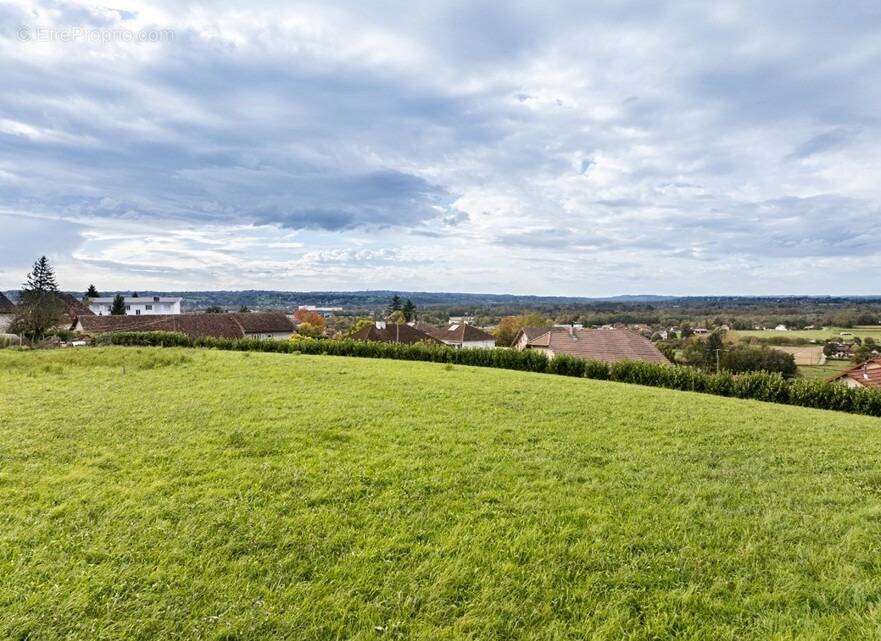 Terrain à SAINT-GENIX-SUR-GUIERS