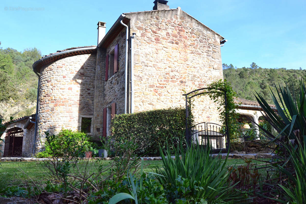 Proche les Vans beau Mas de 220 m² avec gites sur3.7 hectares de terrain - photo 5
