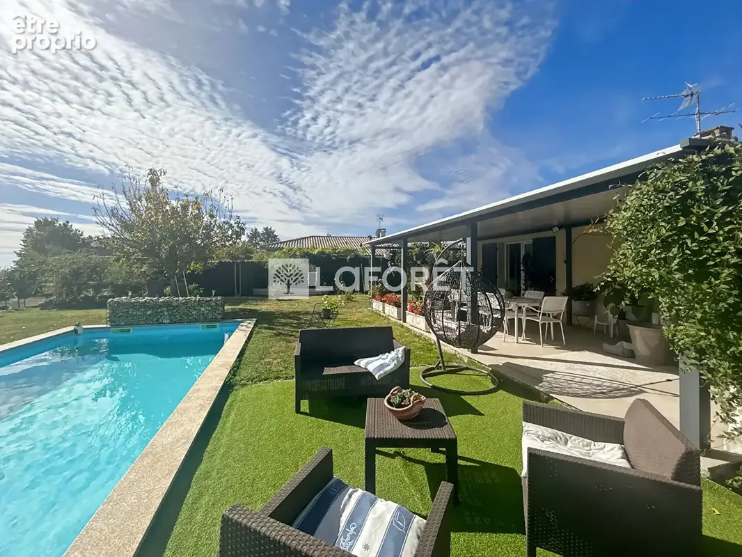 Maison à vendre à Moissac - 5 chambres avec piscine et garage - photo 2
