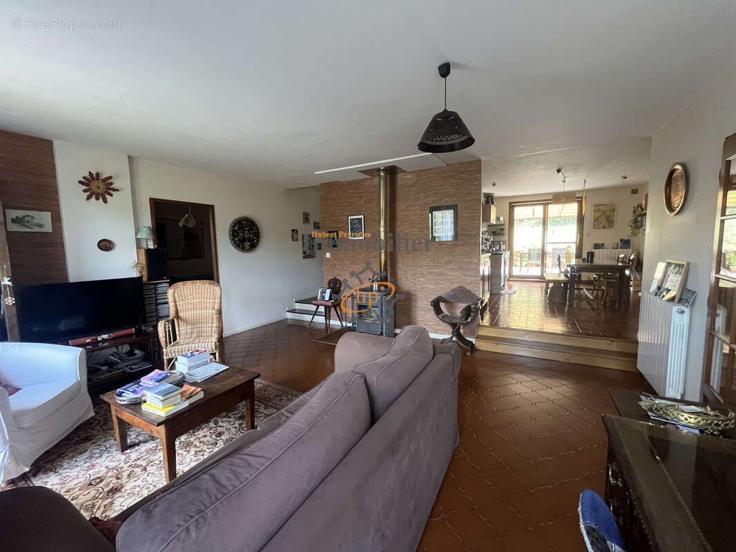 Maison individuelle avec garage, dépendances et terrain attenant. - photo 7