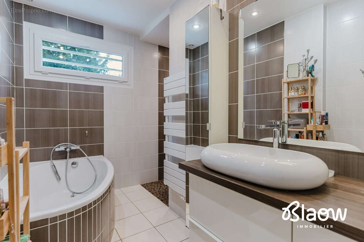 Maison 146 m² à Chassieu  - photo 8