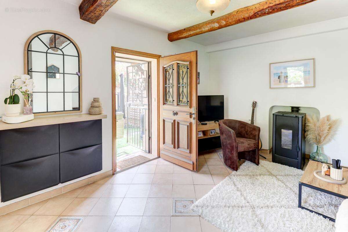 Maison à CHATEAUNEUF-VILLEVIEILLE