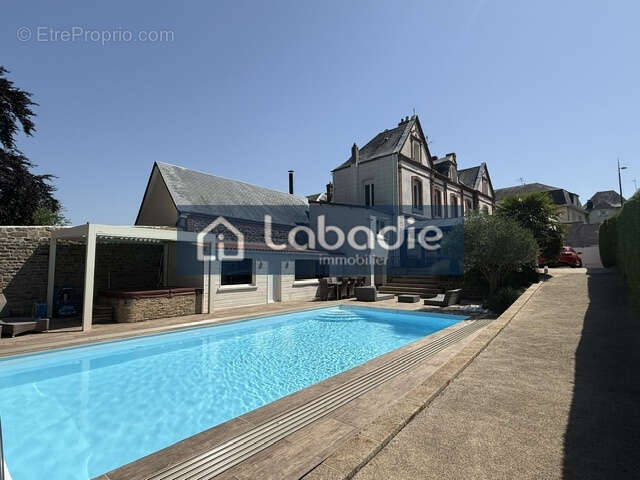 Rare à la vente, magnifique ensemble immobilier avec une maison d'habitation, piscine, jacuzzi, spa, dépendanc - photo 3