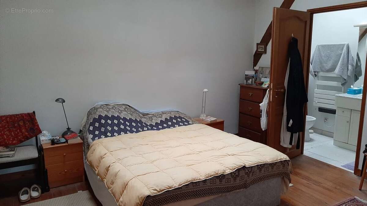 Maison à BORS(CANTON DE MONTMOREAU-SAINT-CYBARD)