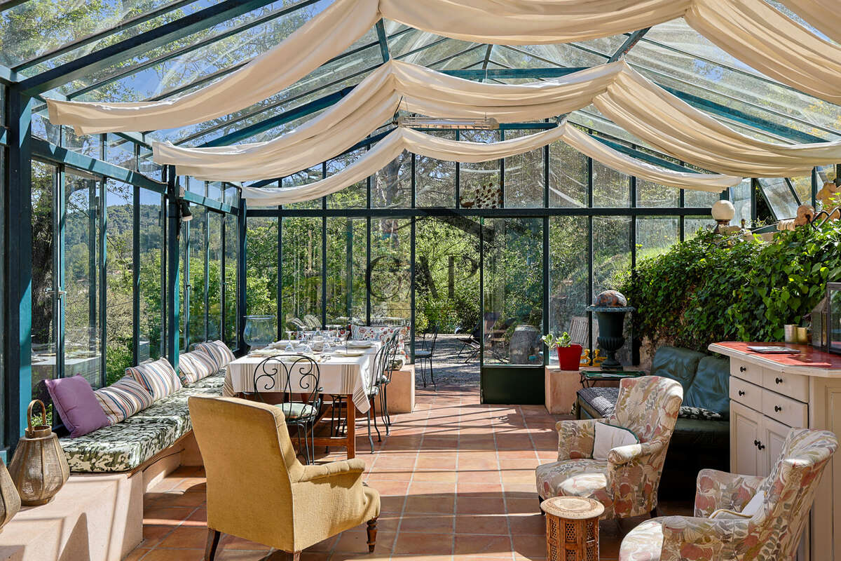 Propriété confidentielle avec piscine sur 3,7 hectares à Aix-en-Provence - photo 5