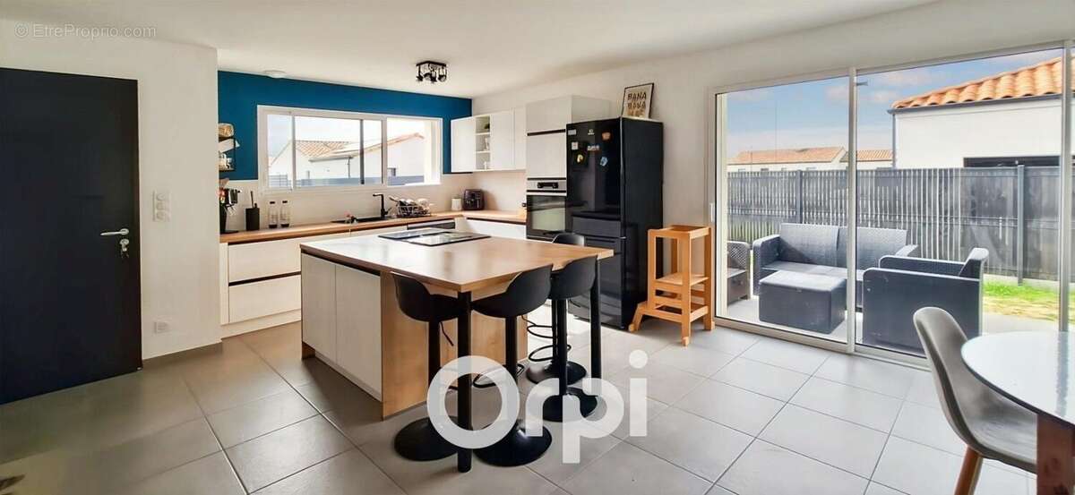 Maison à LA CHAIZE-LE-VICOMTE