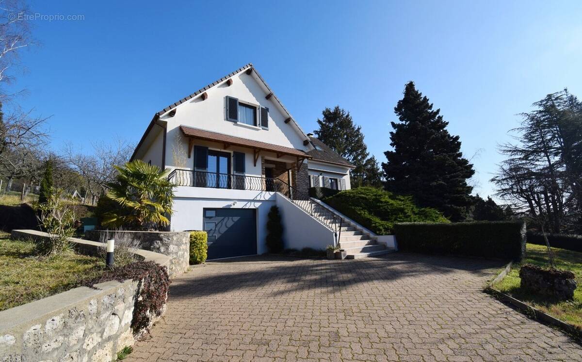 Maison à CREUZIER-LE-VIEUX