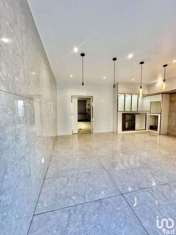 Photo 3 - Commerce à VILLEMOMBLE