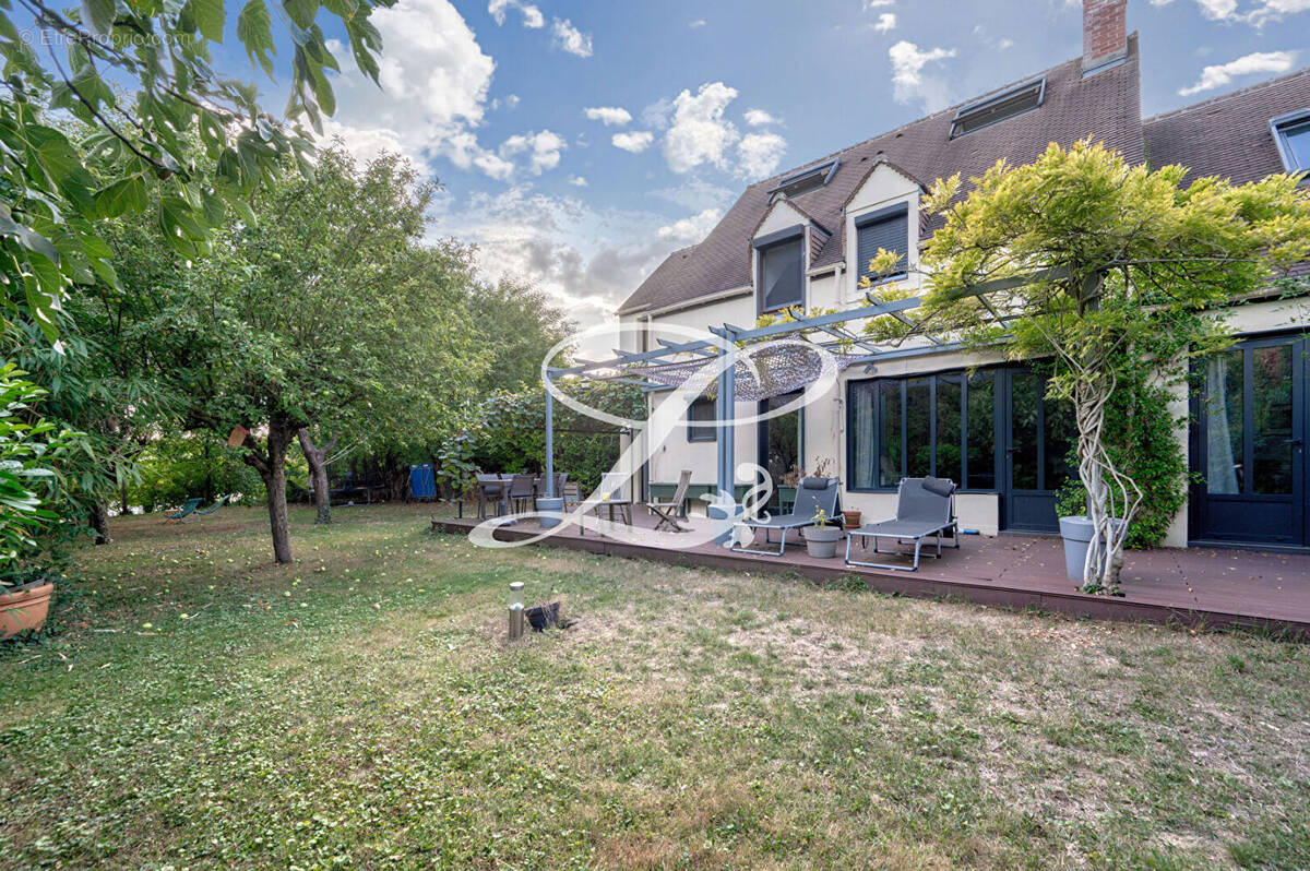 Maison à LE MESNIL-LE-ROI