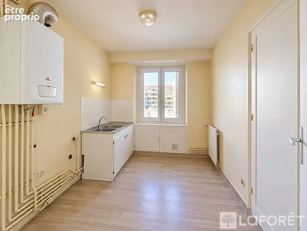 T4 lumineux avec balcon et parking privatif, à deux pas du centre-ville - photo 8