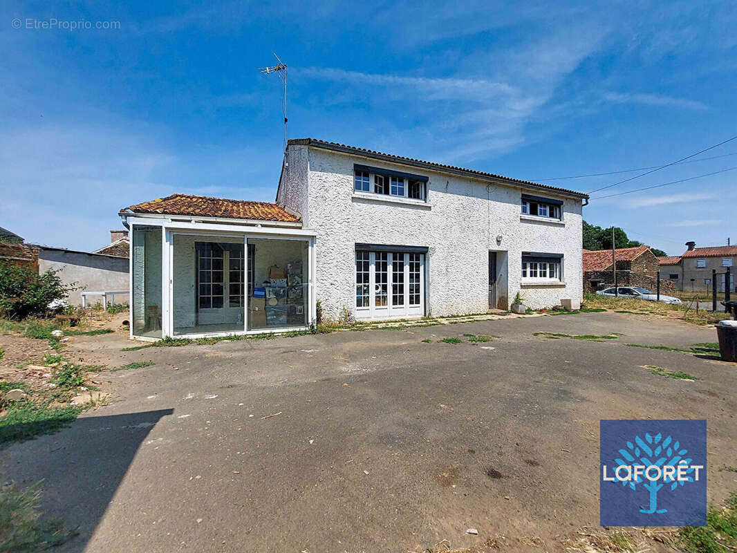 Maison de campagne avec beau potentiel, terrain clos et dépendances - photo 14