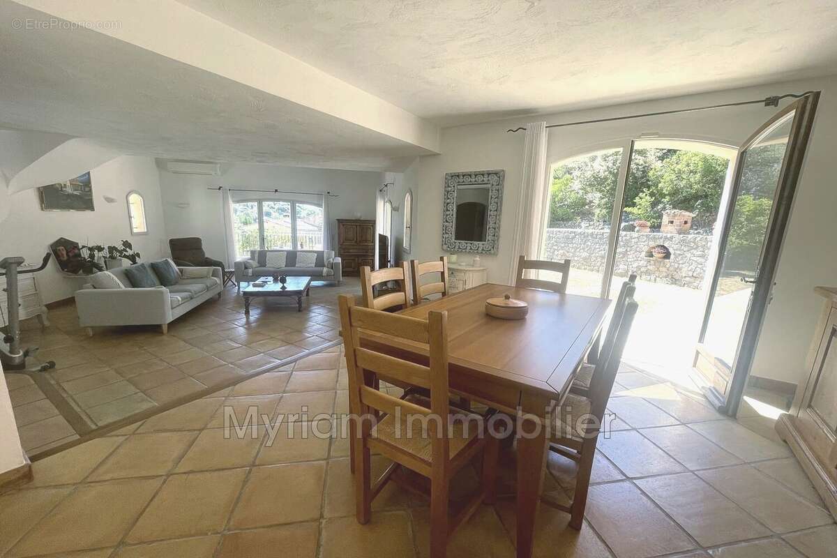Maison 265 m² à Peymeinade  - photo 7
