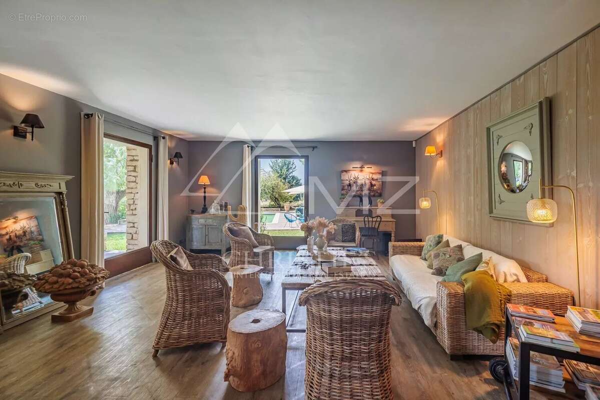 Gordes  - Belle maison en pierre sur un terrain constructible avec piscine - photo 4