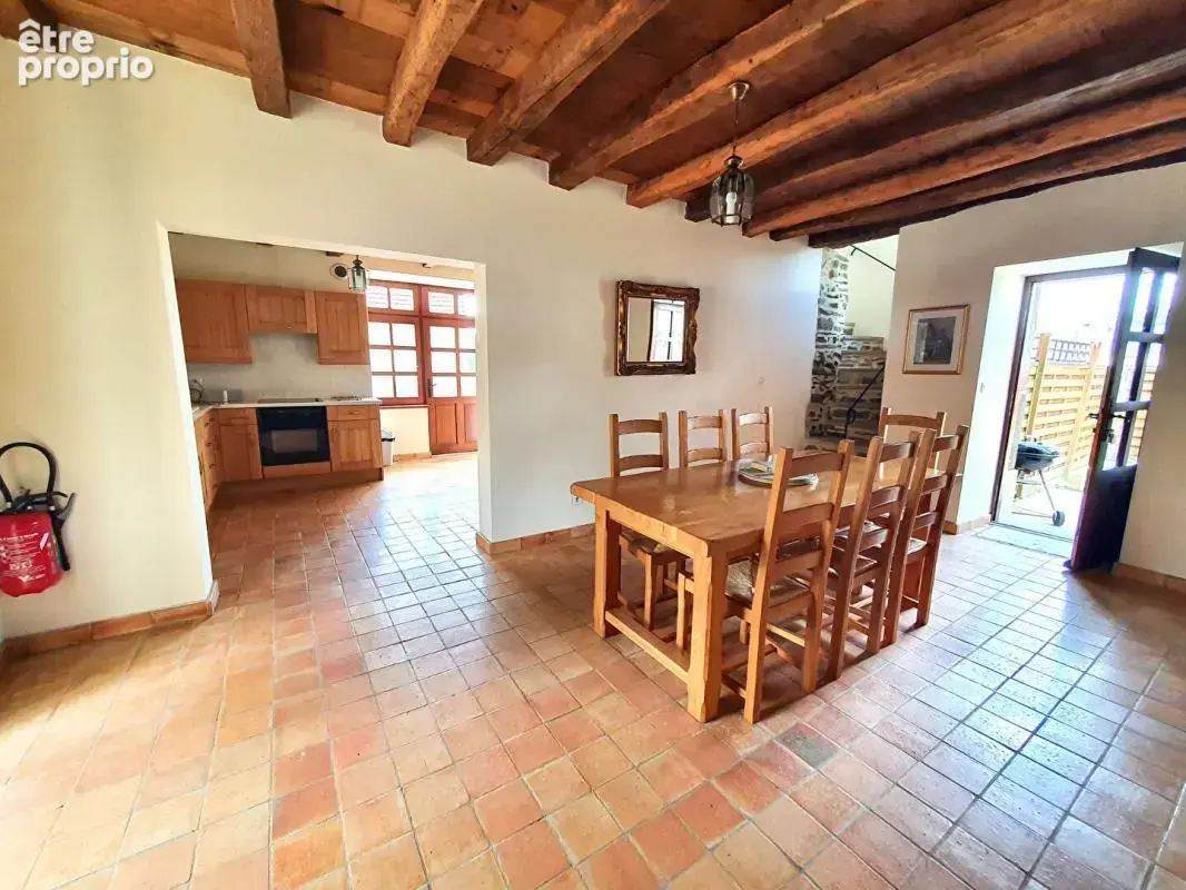 Sally HICKEY vous présente cette maison ancienne rénovée en pierres. 6 pièces, jardin clos & grand parking - photo 2