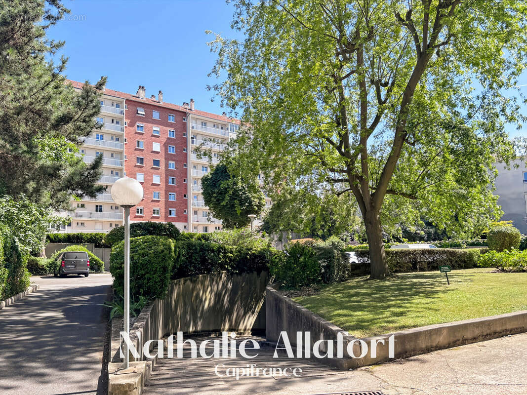 MONTROUGE Métro – 2 pièces, dernier étage, balcon, parking et cave - photo 11