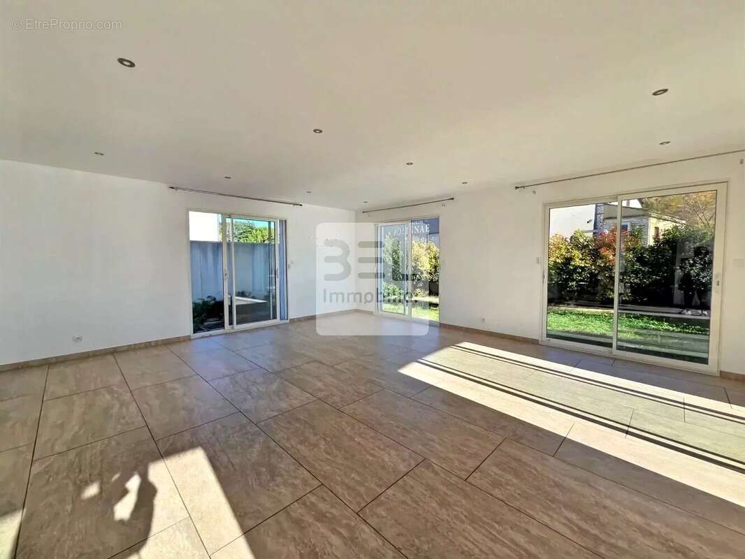 Maison à LAUDUN-L'ARDOISE