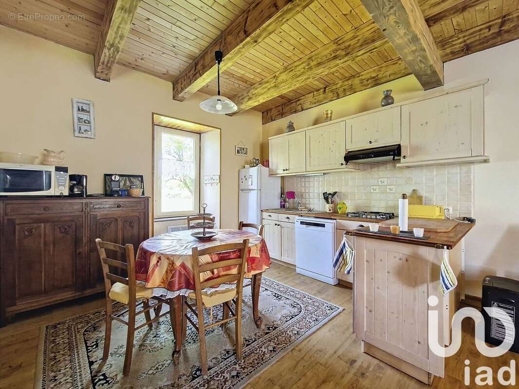 Maison 110 m² à Saint-Genes-Champespe  - photo 6