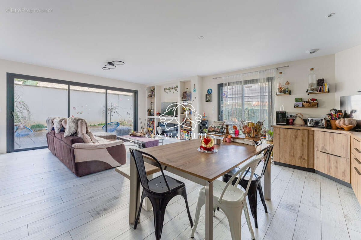 Maison à COLLONGES-AU-MONT-D'OR