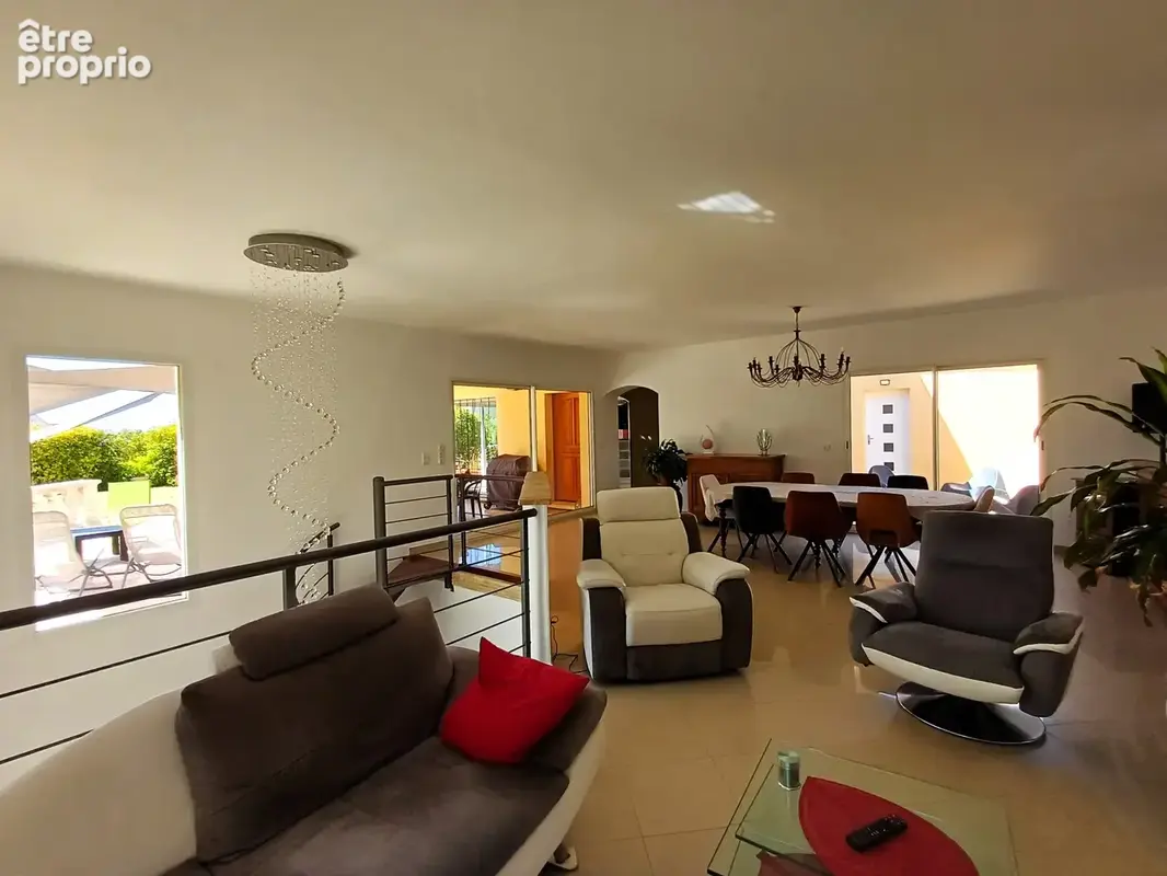 Superbe Villa d'architecte 197 m2, terrasses, jacuzzi, grand garage et cave sur 1318 m2 de terrain - photo 8