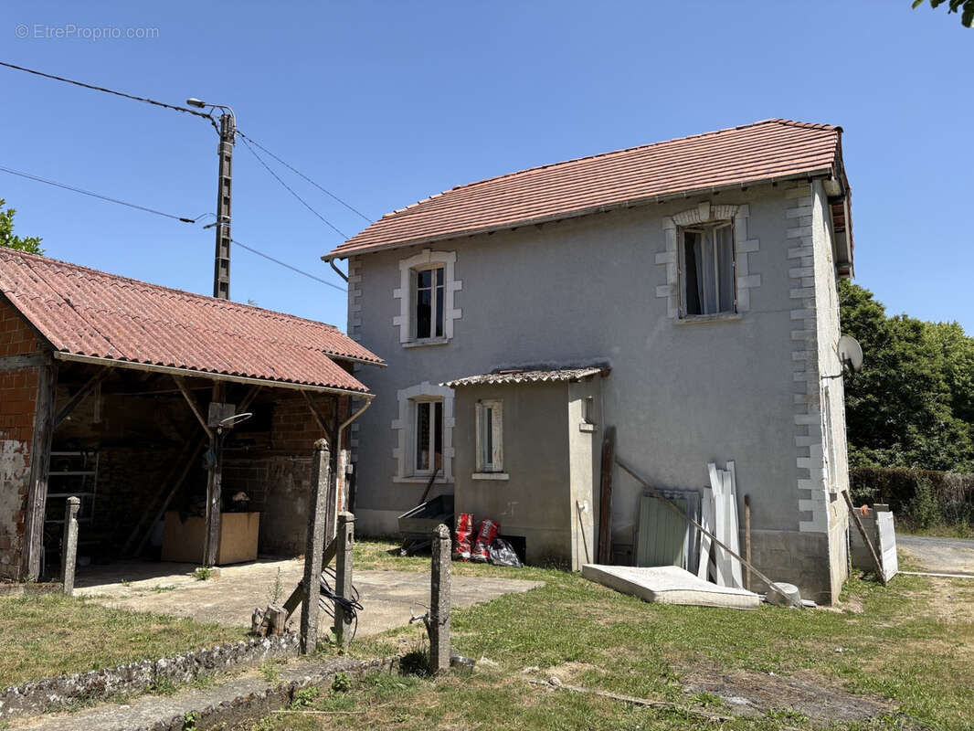 Maison à COUSSAC-BONNEVAL