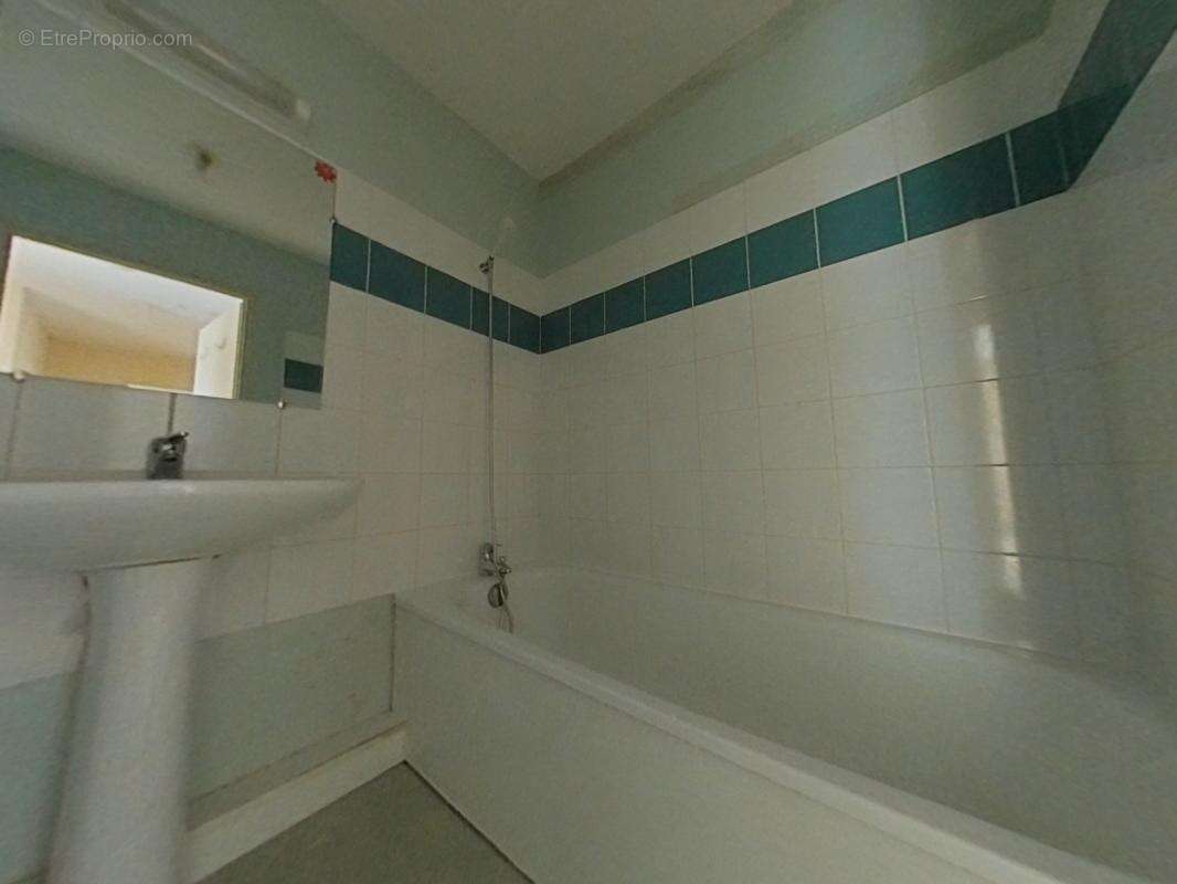 Appartement à PINS-JUSTARET