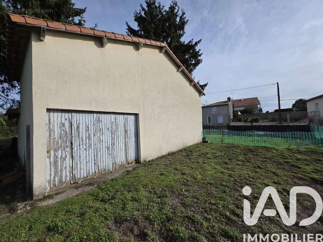 Photo 2 - Parking à PARTHENAY