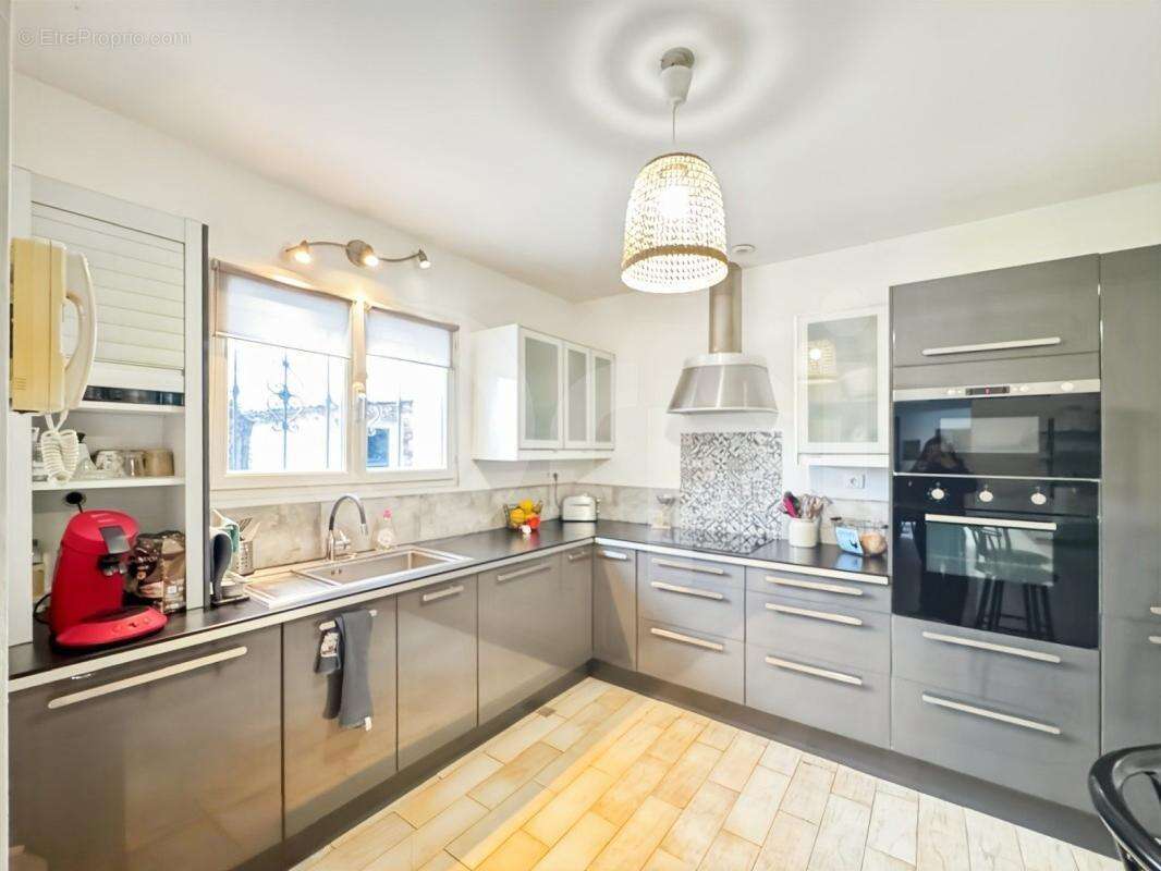 Maison à LE REVEST-LES-EAUX